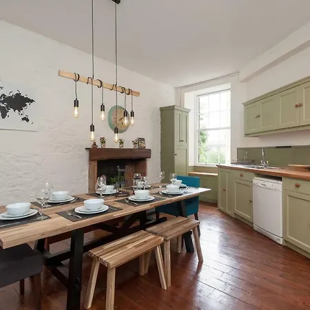 Brand New Charming Luxury 3 Bed Apt - New Town *
