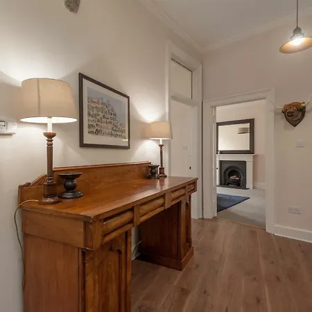 Brand New Charming Luxury 3 Bed Apt - New Town *