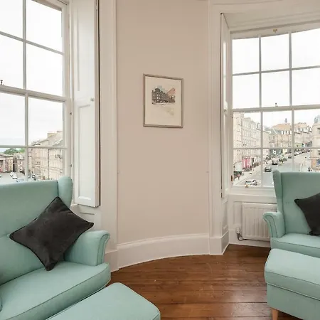 Brand New Charming Luxury 3 Bed Apt - New Town