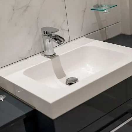 Brand New Charming Luxury 3 Bed Apt - New Town