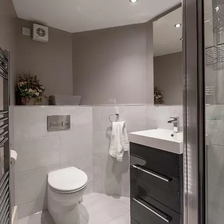 Brand New Charming Luxury 3 Bed Apt - New Town