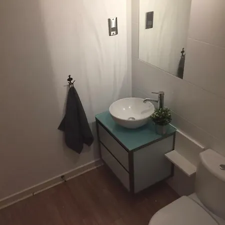 One Bedroom Spacious Flat In Easter Road