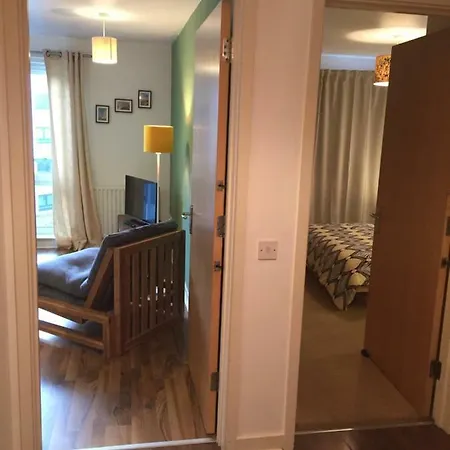 One Bedroom Spacious Flat In Easter Road شقة *