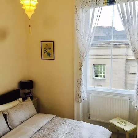 皇家大道圣吉利斯公寓 *