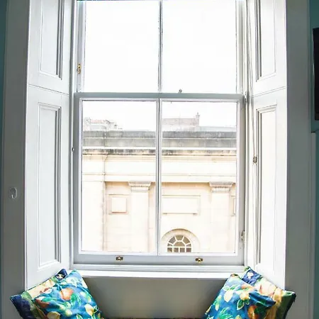 皇家大道圣吉利斯公寓 *