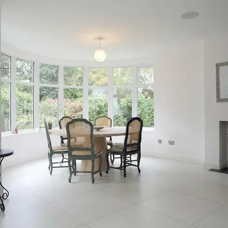 Detached House With Gardens Daire