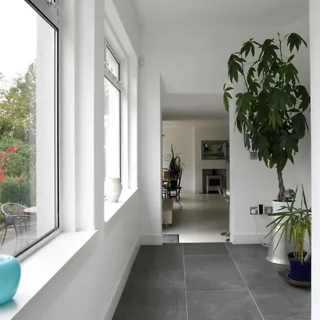 Detached House With Gardens Daire