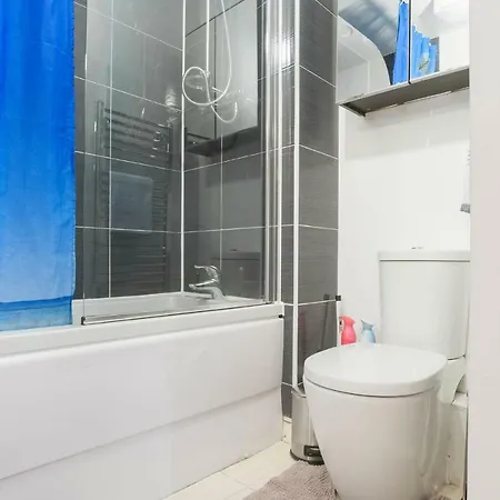 Cosy Sleeps 4, Free Parking Apartment *