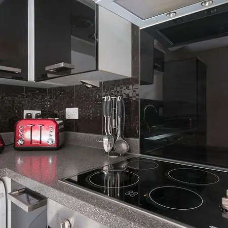 Cosy Sleeps 4, Free Parking Apartment *