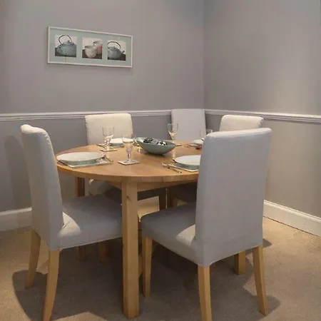 Spacious West End * Edinburgh