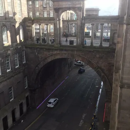 The Bonnie Bide Awa' Lejlighed