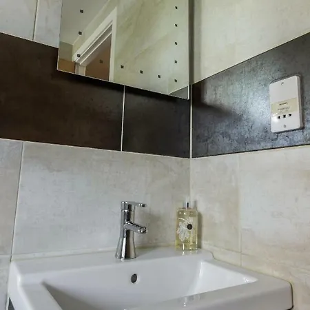 Great 2 Bedroom With Free Parking Apartment Edinburgh