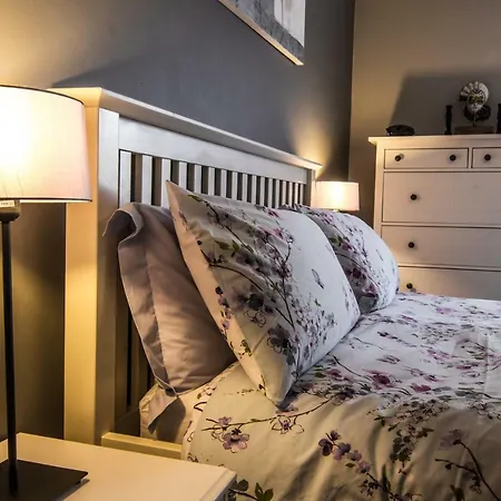 Great 2 Bedroom With Free Parking *
