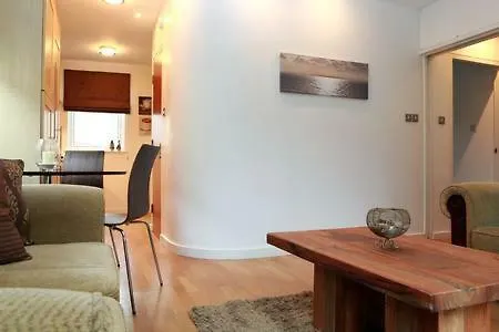 Holyrood With Parking & Lift Access 爱丁堡