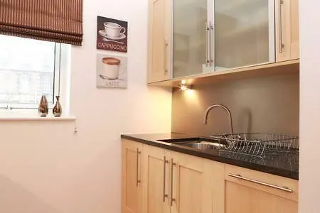 Holyrood With Parking & Lift Access 爱丁堡