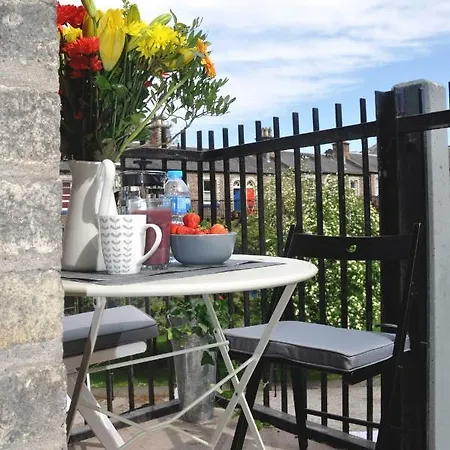 Stylish Flat In 1860's Listed Building شقة