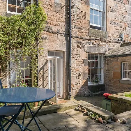 Vintage Apt, Pvt Garden, Wifi, New Town