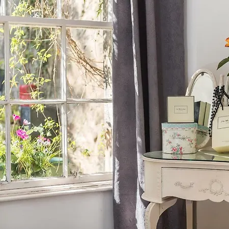 Vintage Apt, Pvt Garden, Wifi, New Town Apartment Edinburgh