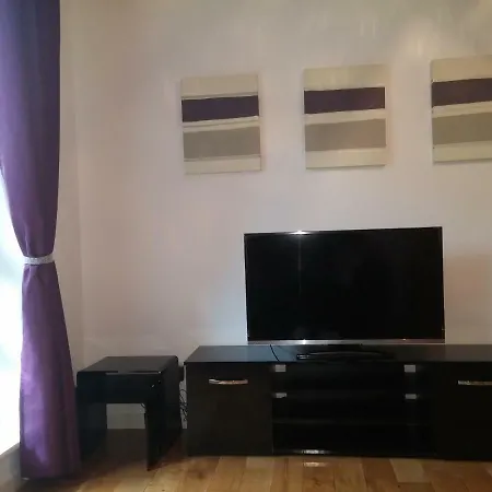 - Location אדינבורו