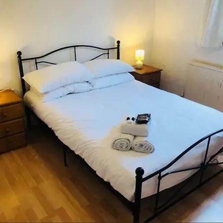 Apartamento Lovely Leafy With Free Parking