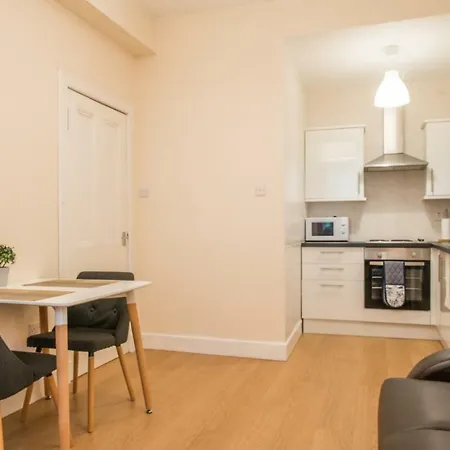 Cozy 1 Bed In W/free Parking! شقة *