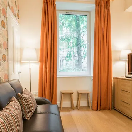 Cozy 1 Bed In W/free Parking!