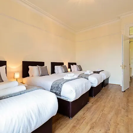 3 Bed , 2 Bath City 公寓