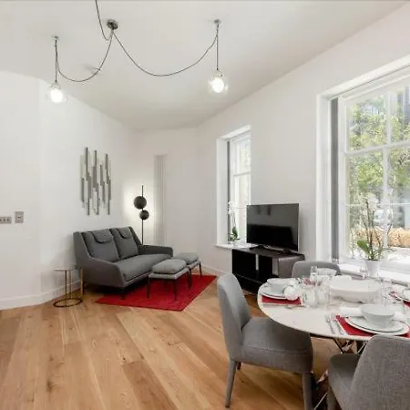 Apartment Metro Q-mile 3*