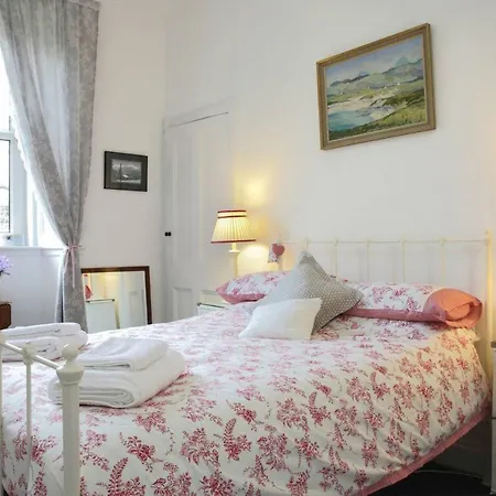 5 Star Beautiful & Vintage, Spacious In Chic Location! *