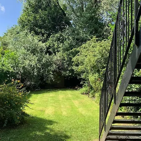 2 Large Double Bedrooms, 1 Bthrm Plus 1 En-suite Shower , Unique Garden Flat With Parking Appartement *