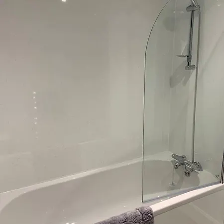2 Large Double Bedrooms, 1 Bthrm Plus 1 En-suite Shower , Unique Garden Flat With Parking