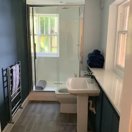 2 Large Double Bedrooms, 1 Bthrm Plus 1 En-suite Shower , Unique Garden Flat With Parking Appartement