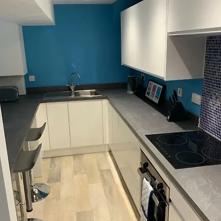2 Large Double Bedrooms, 1 Bthrm Plus 1 En-suite Shower , Unique Garden Flat With Parking Appartement Edinburgh