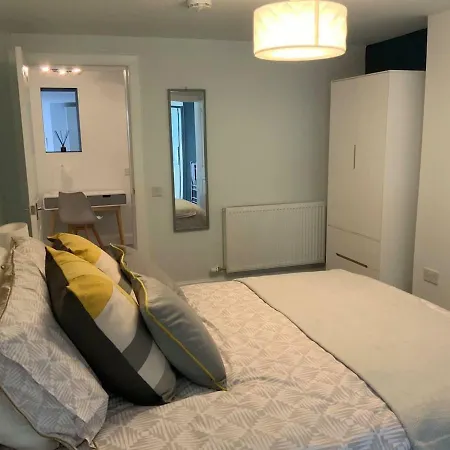 Appartement 2 Large Double Bedrooms, 1 Bthrm Plus 1 En-suite Shower , Unique Garden Flat With Parking Edinburgh