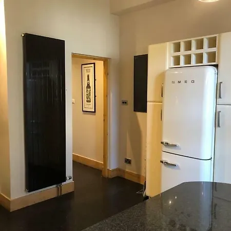 Spacious Four-bedroom Ground Floor City Centre إدنبرة