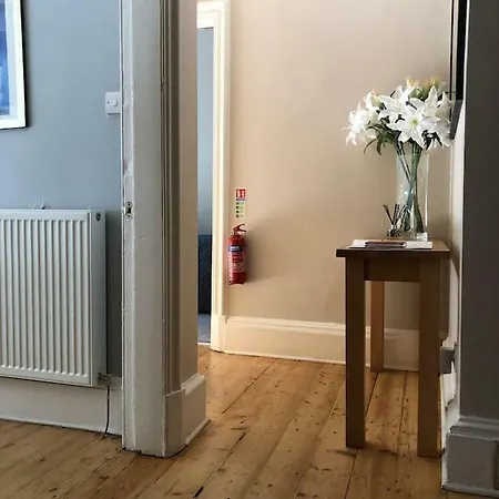 Spacious Four-bedroom Ground Floor City Centre إدنبرة