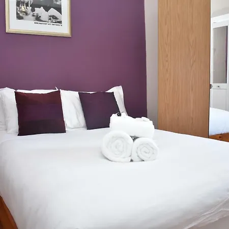 Private 1-bedroom Close To City Centre Apartment *