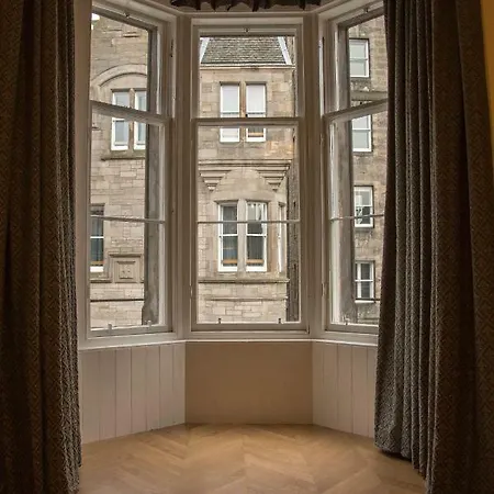 27/4 B Cockburn Street * Edinburgh