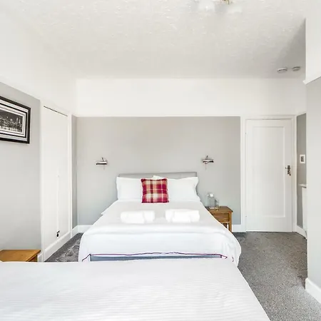 Wee White House Bed & Breakfast Edinburgh