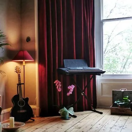 Stylish Stockbridge, Victorian Traditional Bright & Spacious Flat,