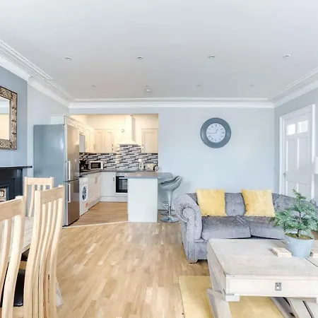 City Centre - 4 Bed Flat Apartment *