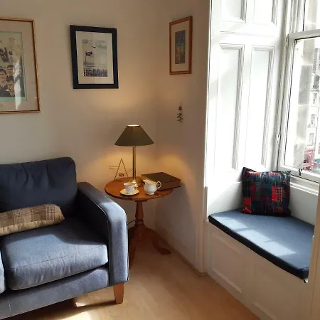 Historic Royal Mile Penthouse With Lift *