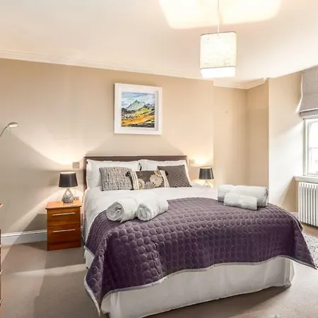 Contemporary 2 Bed In The City Centre *