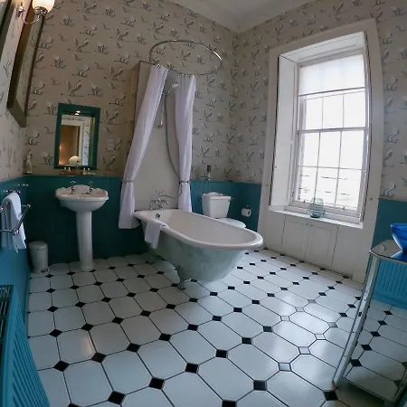 Escape To @ Albyn Place *