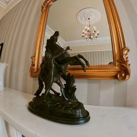 Апартаменты Escape To @ Albyn Place *