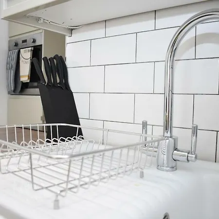 Bright And Newly Renovated 1br In Trendy Leith *