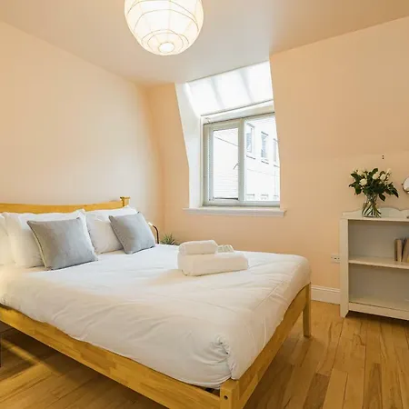 2 Bedroom Central With Stunning Castle View דירה