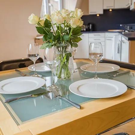2 Bedroom Central With Stunning Castle View דירה *