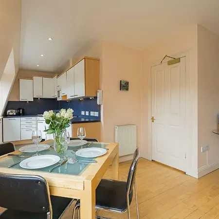 2 Bedroom Central With Stunning Castle View דירה אדינבורו