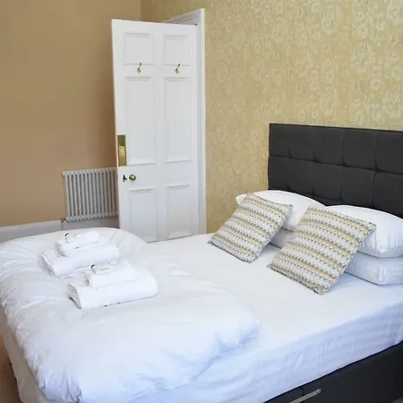 Spacious 2br Flat 10 Mins Away From City Center